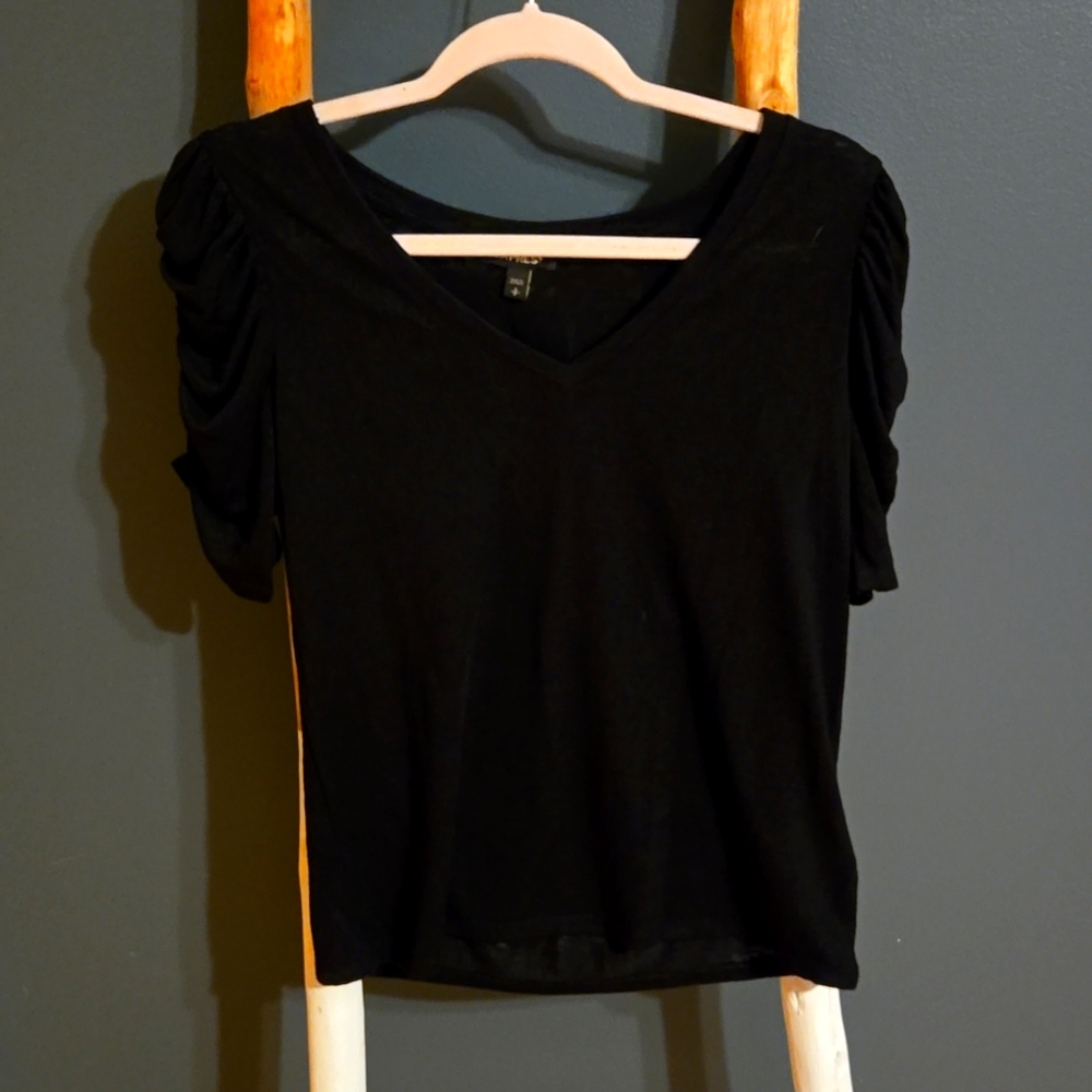Express black V-neck puff sleeve t-shirt a ruched detail on the sleeves Small
